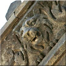 Gueule de lion, sculptée sur la corniche