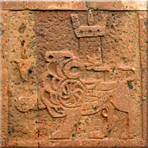 Plaque sculptée côté nord : lion (?) et tour