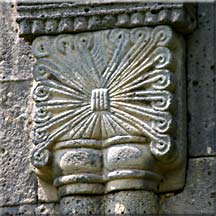 Sculpture, entre arcature et pilier, mur du chevet