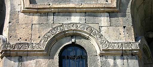 Sisian, frise façade sud