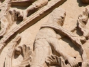 Fenêtre de l'abside, un homme dans les rinceaux